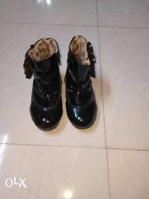 Pretty black boots for 2.5 to 3.5 yrs old girls