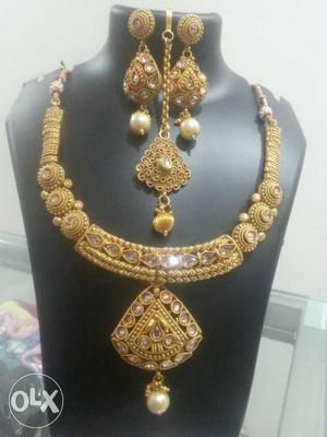 Brand new nacklace set with earrings and tika. No