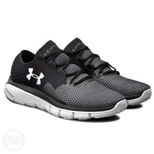 Gray-and-black Under Armour Basketball Shos