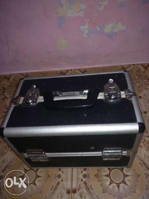 Make up box with very good condition. you can