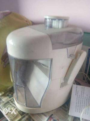 White Electric Juicer