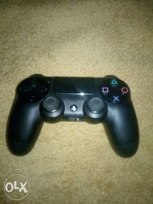 Black Sony PS4 Dualshock Controller