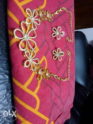 Gold-colored Chain Necklace And Floral Earring Set