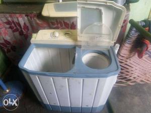 White And Blue Twin-tub Washing Machine
