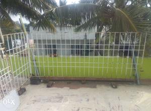 3 gates in good condition