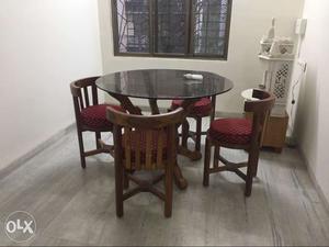 Dinner table round with chairs
