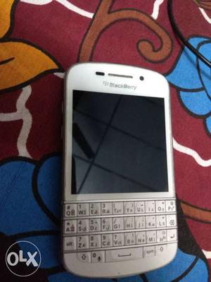 Hii i want to sell my blackberry Q10 Good