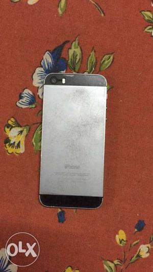 I phone 5s grey16 gb one year old Bill & charger
