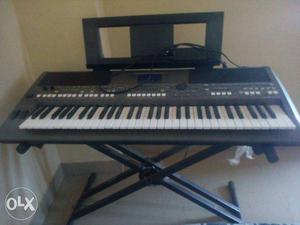 4 month old Yamaha professional 61 key stage piano and