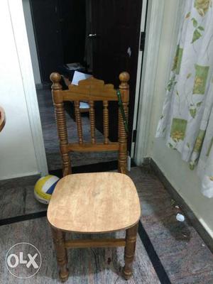 Dining table with 4 chairs and good condition.