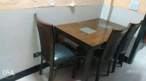 Dinner table with 4 chair in good condition