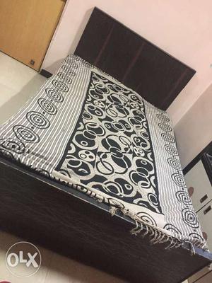 4/6 wooden double bed with storage in very good