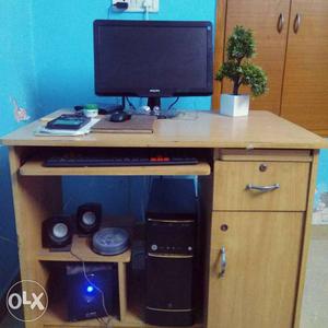 Desktop with speaker and table Gigabyte g41 with