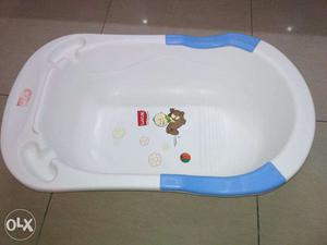 LuvLap Baby Bathtub in good condition