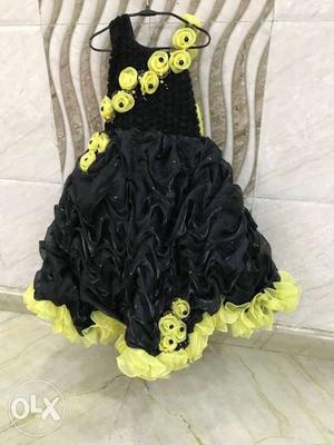Women's Black And Yellow Sleeveless Midi Dress