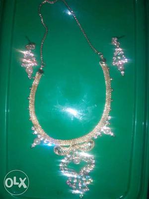 Gold plated necklace with beautiful earrings with