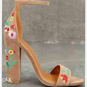 Its peach embroided brand new heels. Its not even