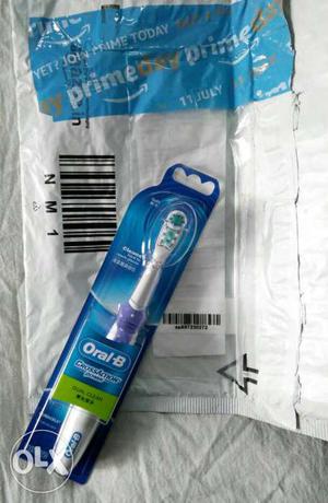 Oral B rotating Toothbrush & automatic paste
