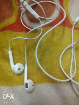 IPhone 6s plus earphone best condition lovely condition..