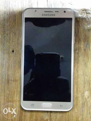 Samsung j7 in very good condition with box