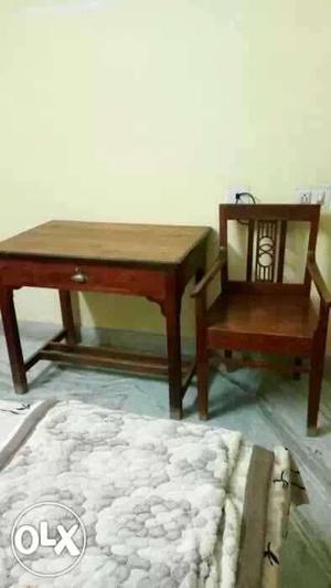 Beautiful, excellent teak wood table with drawer