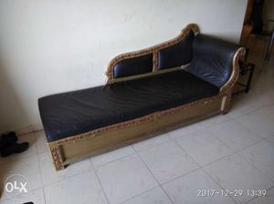Brown Wooden Framed Brown Leather-padded Chaise Lounge/Sofa