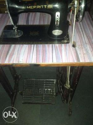 Excellent condition Merritt sewing machine for
