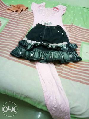 Rearly used baby girl dress.this is for Rs.200