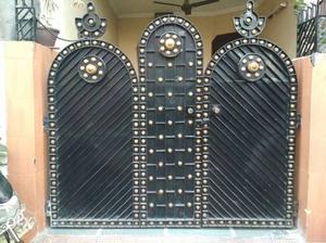 8 ft iron gate available for sale. Approx weight 2 qtls.