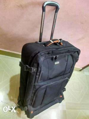 Kenneth Cole Reaction Travel Suitcase For Sale.