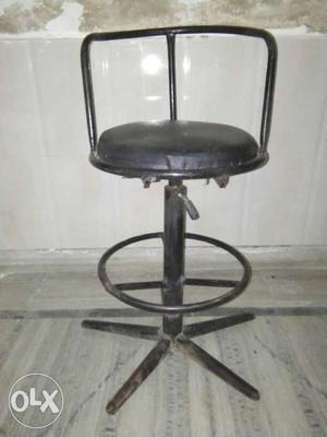 One rot iron stool