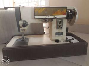 Singer sewing machine. In working condition