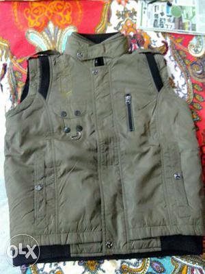 Medium sized Jacket with romovable sleeves