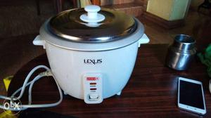 Rice cooker sparingly used. in good condition