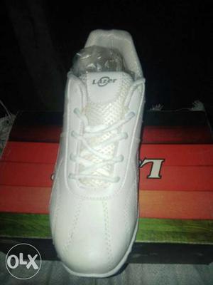 Unpaired White Low-tops