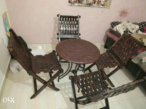 4 chairs and 1 tables set new condition its very