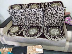 Nice sofa in good condition and price can be