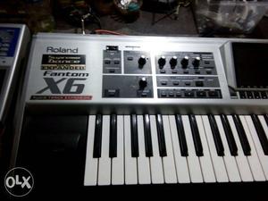 Roland fantom X6 new condition for sale