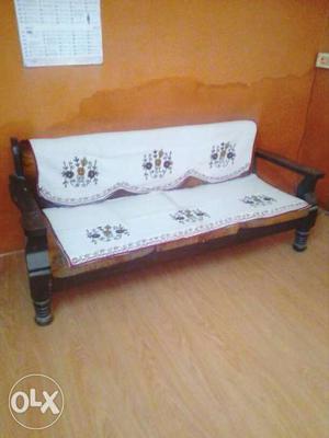 This is 3 yrs old sofa set good condition strong