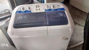 Blue And White Twin-tub Clothes Washing Machine