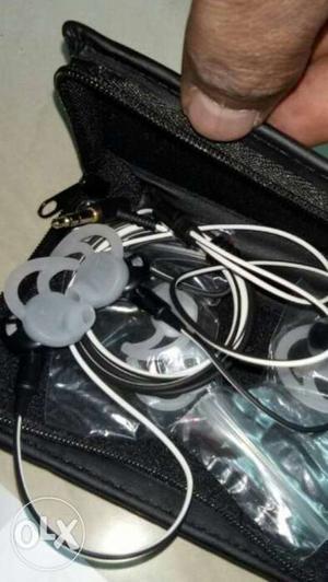 Bose (USA) headfone new condition with mic,