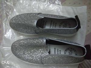 Brand new size 4 silver glitter shoes for girls! !