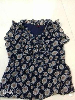 Cute navy blue top it's brand is ginger bust 33