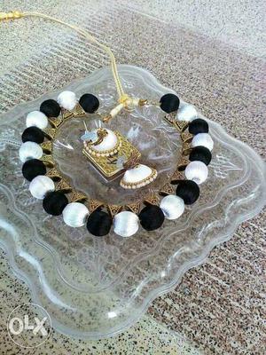 Gold-colored Bracelet With White And Black Beads