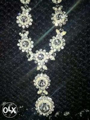 Silver Necklace with awesome earings for sell non