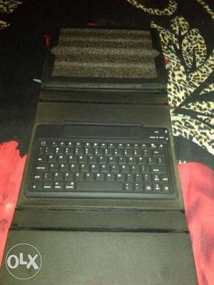 Ipad bluetooth keyboard with flip cover in good working