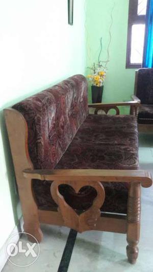 5 seater sofa n a very good co dition (made of solidwood)
