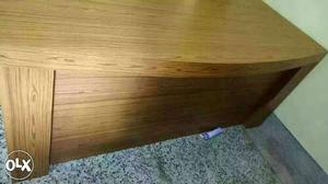 Brown Wooden Managing director table In new condition