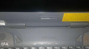 Black Toshiba Satellite Laptop (Scin pobhlam)