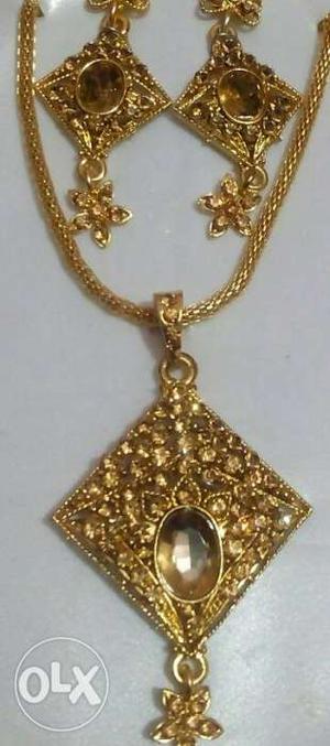 Gold-colored Pendant Necklace With Earrings